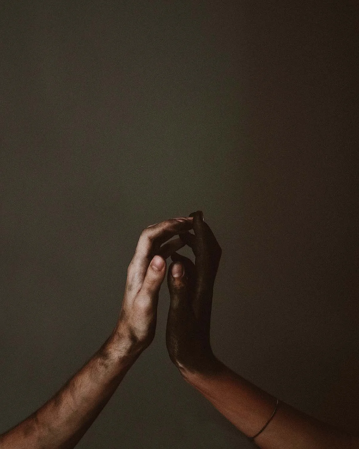 Duas mãos se tocando — referência artística