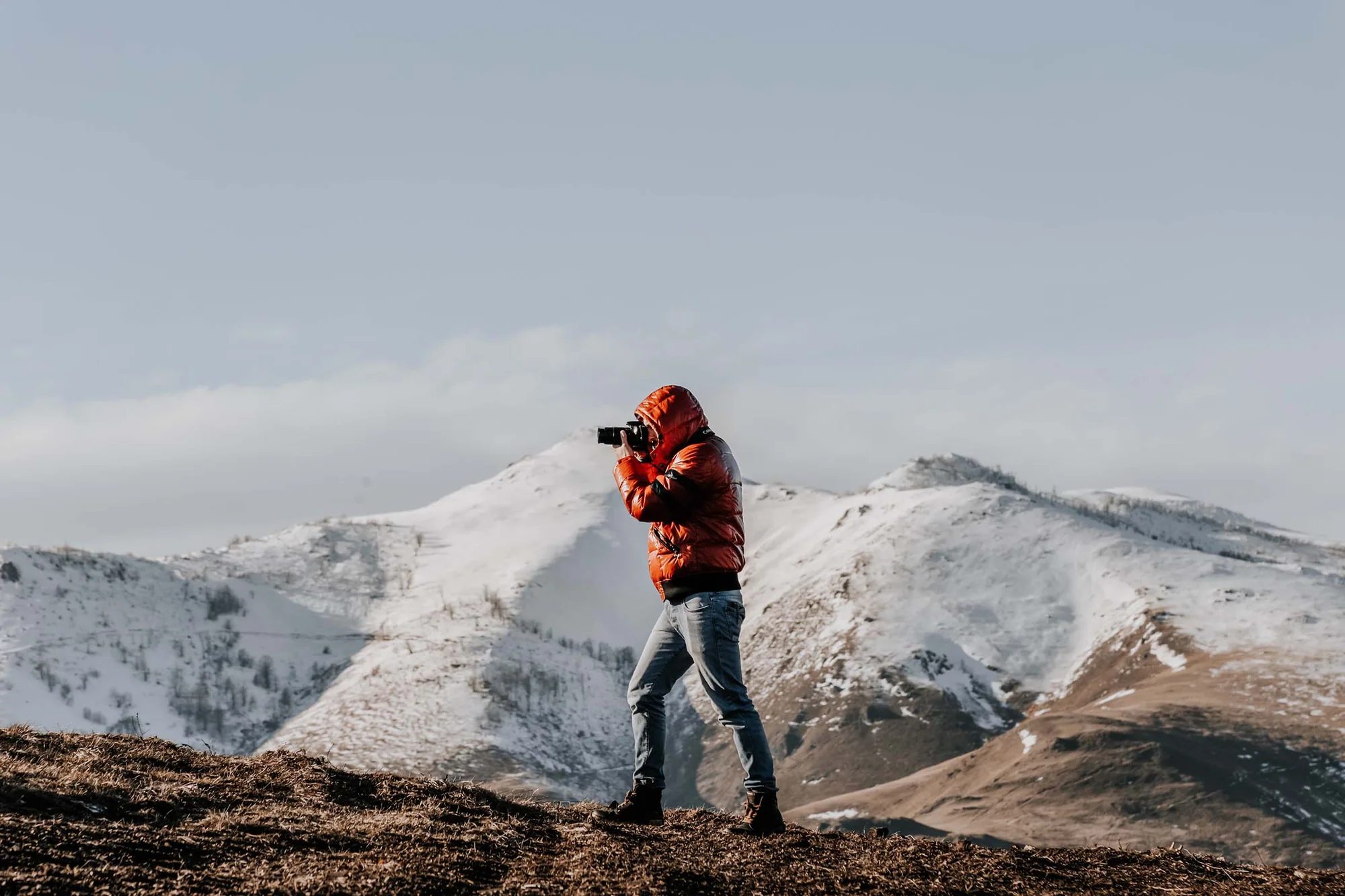 Fotógrafo diante de paisagem montanhosa — referência visual